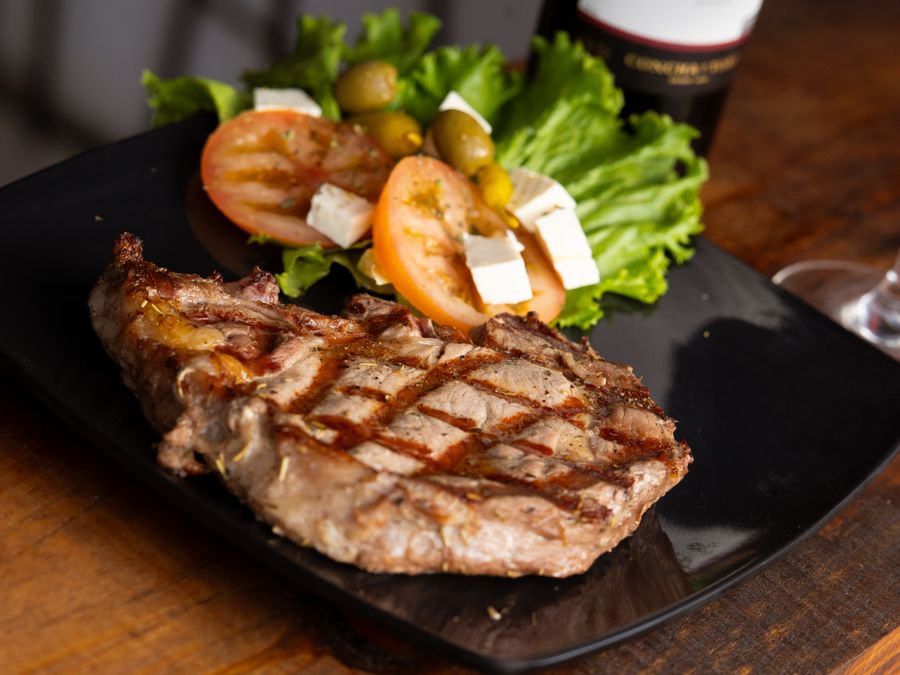 Grilled steak with vegetables